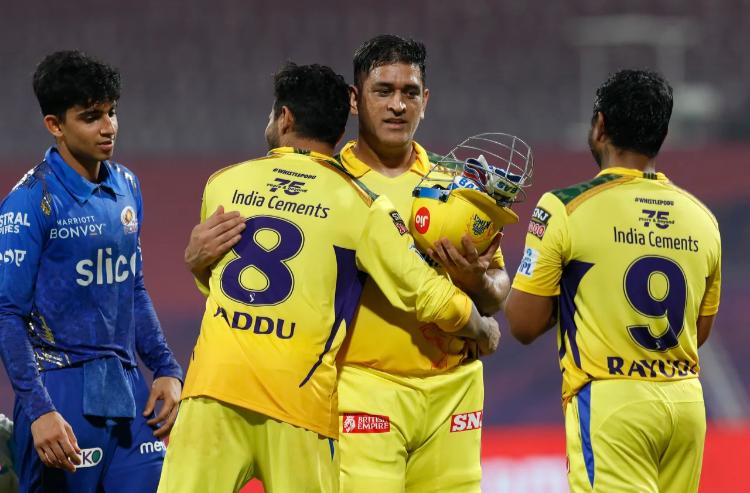 Dhoni stars in last-over chase to keep MI winless