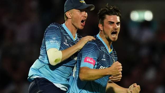 Yorkshire edge out Surrey in thriller