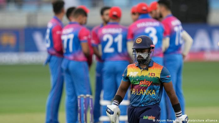 Sri Lanka hunt down 175 to begin Super 4s with a solid win