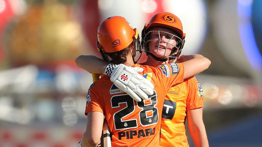 Mooney blitz helps Scorchers leap to second spot