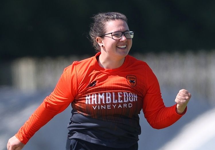 Charlotte Taylor earns first professional contract with Southern Vipers