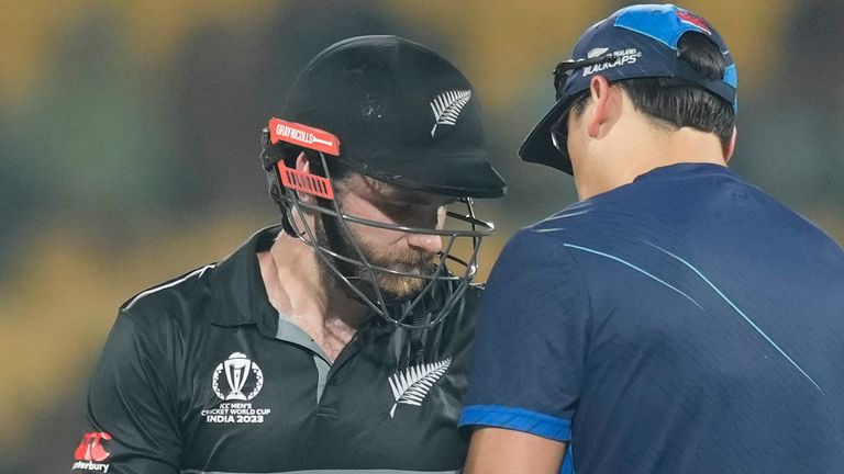 Williamson has fractured left thumb; Blundell called in as cover