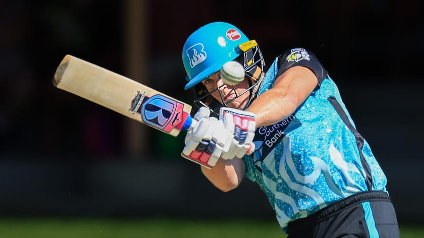 Grace Harris and her broken bat thrashes new WBBL record 136 not out