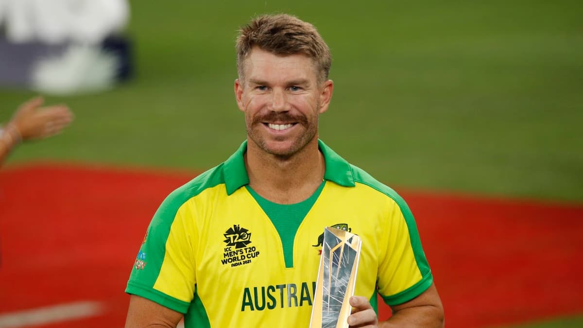 Warner retires from ODIs but leaves door ajar for Champions Trophy